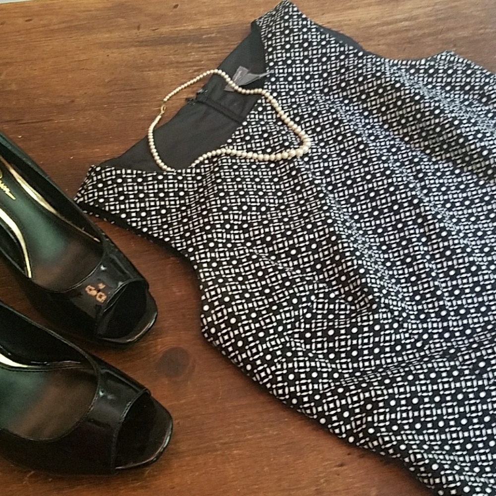 CLEARANCE Ann Taylor black &white geometic dress